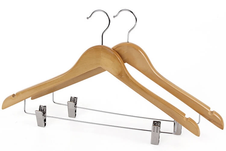 RS-26:ไม้แขวนเสื้อมีตัวหนีบ 
Wooden-hanger-with-steel-clip